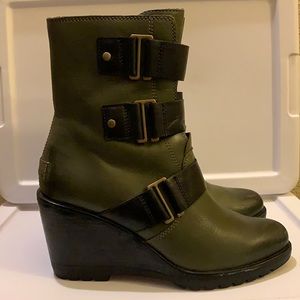 Sorel After Hours Mid. Wedge size 7. Black/hunter Nori.